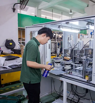 鑫承诺研发工程师在车间调试设备