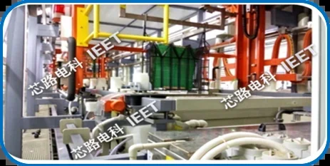 行吊与槽体工位特写：挂具转运、槽面接管与工位间距